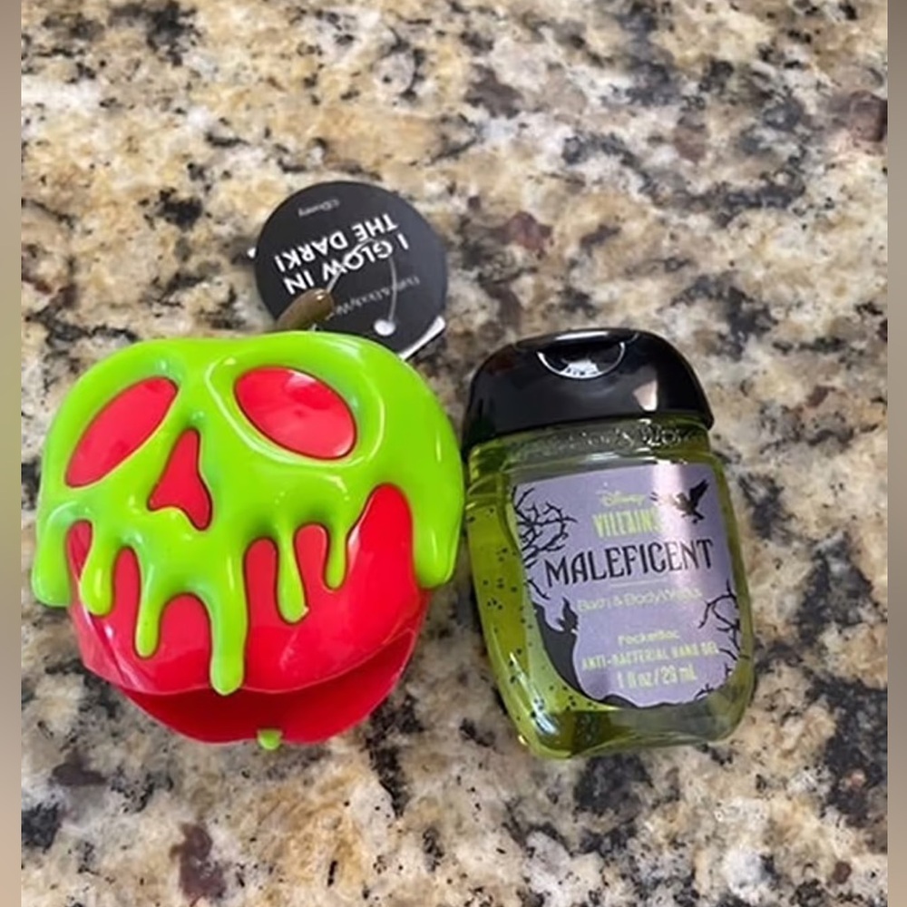 Disney Villains Evil Queen Poison Apple Glow-In-The-Dark Pocketbac